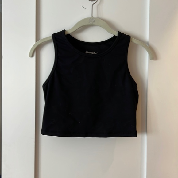 Tops - Black cropped athletic tank top with built-in bra